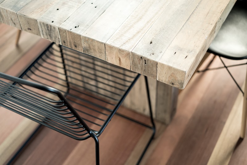 Utemeøbler på platting av treverk og slipt trebord